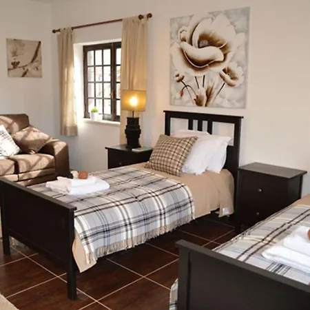 Sleeps22-garden-hottub-pool-barbecue-jacuzzi 빌라 *
